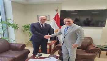 رئيس التمثيل التجاري يبحث مع سفير بيلاروسيا تعزيز التعاون التجاري وسبل توطين الصناعة 