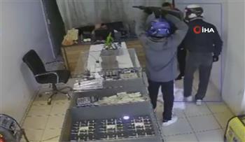 فيديو.. سرقة 3 كيلو ذهب من محل مجوهرات على طريقة الأفلام