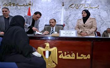 محافظ سوهاج يستمع لشكاوى وطلبات المواطنين خلال اللقاء الجماهيري الأسبوعي