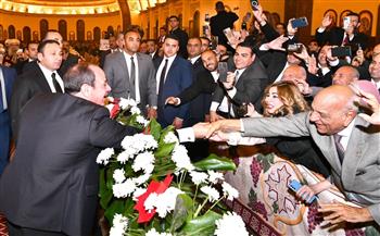 باقات ورد وأعلام.. استقبال حافل للرئيس السيسي بكاتدرائية "ميلاد المسيح"