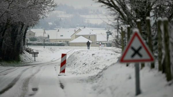 الثلوج تغطي من جديد شمال وغرب فرنسا مع توقع اضطرابات كبيرة في حركة النقل