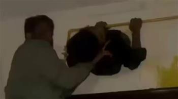 علق في فتحة التهوية.. جزاء مروع للص وسط عملية سرقة (فيديو)