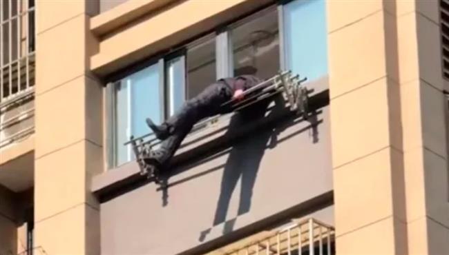 فيديو.. منشر غسيل ينقذ حياة مسنّ صيني سقط من الطابق الـ15