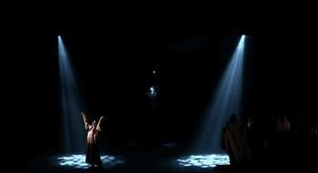 «رحل النهار» يضيء ثالث ليالي «أهلا بمهرجان المسرح العربي»… واليوم عرض «تكنزا.. قصة تودة» المغربي