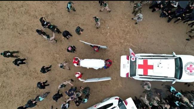 كتائب القسام برفقة طواقم الصليب الأحمر تستأنف عمليات البحث عن جثة آخر محتجز إسرائيلي في حي الزيتون