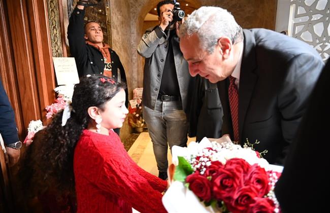 محافظ الغربية: يزور كنائس طنطا ويُسعد الأطفال بهدايا الرئيس