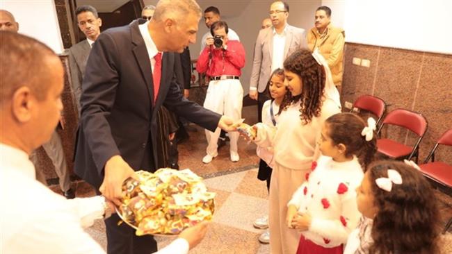 محافظ أسوان يوزع كروت تهنئة الرئيس والهدايا على الأطفال بمختلف الكنائس