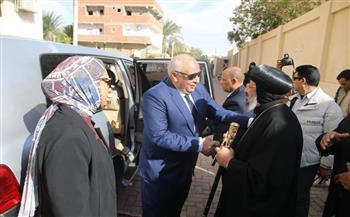 محافظ الوادي الجديد يُقدّم التهنئة بعيد الميلاد المجيد بكنيسة السيدة العذراء بالخارجة 