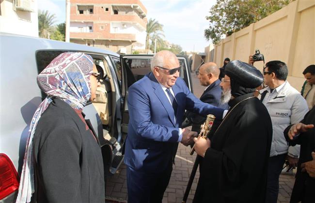 محافظ الوادي الجديد يُقدّم التهنئة بعيد الميلاد المجيد بكنيسة السيدة العذراء بالخارجة 