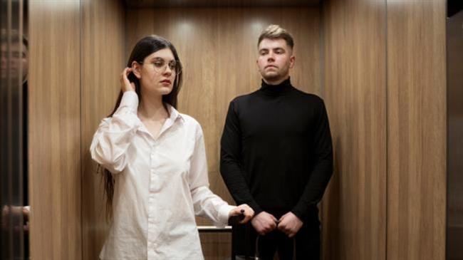 عند ركوب المصعد.. إشارات نفسية يرسلها من يتجنب التواصل البصري