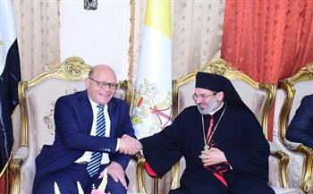 من قلب الكنائس.. رئيس جامعة سوهاج يشارك الأقباط فرحتهم بعيد الميلاد المجيد
