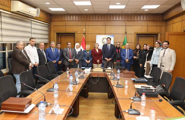 محافظ الدقهلية يكرم فريق عمل ملف انضمام المنصورة لشبكة اليونسكو لمدن التعلم