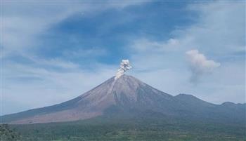فيديو.. بركان يثور 6 مرات متتالية والرماد يصل إلى 900 متر في السماء