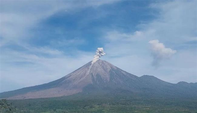 فيديو.. بركان يثور 6 مرات متتالية والرماد يصل إلى 900 متر في السماء