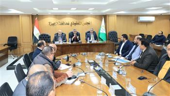 محافظ الجيزة يبحث تنفيذ المرحلة الأولى من تطوير طريق المنيب–العياط بطول 21 كم