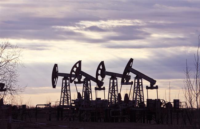 استقرار أسعار النفط وسط تصاعد التوترات الجيوسياسية وبداية متقلبة للأسهم العالمية