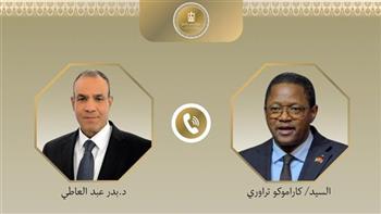 وزير الخارجية يبحث هاتفيًا مع نظيره البوركيني تعزيز العلاقات الثنائية 