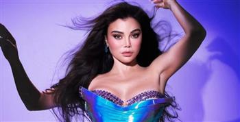 هيفاء وهبي بإطلالة باللونين الأزرق والبنفسجي