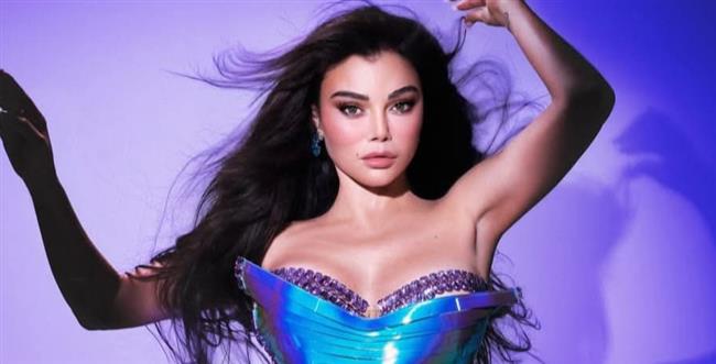 هيفاء وهبي بإطلالة باللونين الأزرق والبنفسجي