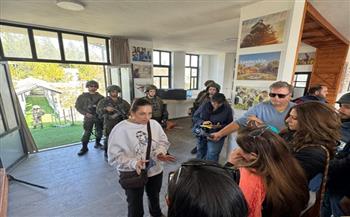 الاحتلال الاسرائيلي يحتجز عددا من الصحفيين في قرية الشباب