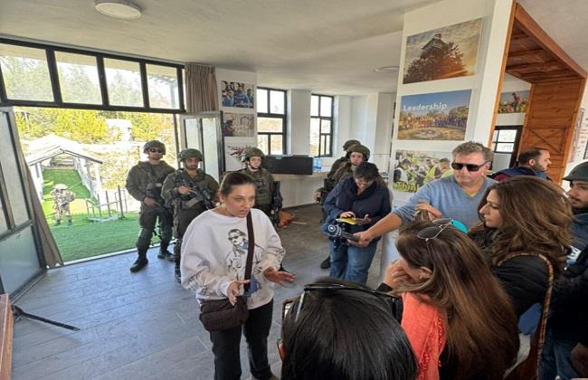 الاحتلال الاسرائيلي يحتجز عددا من الصحفيين في قرية الشباب