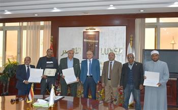 محافظ الأقصر يشهد تكريم أعضاء ومتطوعي وحدة السكان 