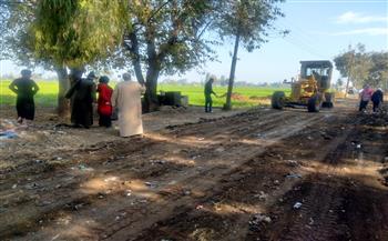 محافظ كفرالشيخ يتابع أعمال رفع كفاءة وتمهيد الطرق بقرية دمنكة.. ويشيد بالمشاركة المجتمعية