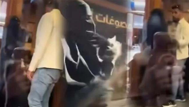 فيديو هزّ الانترنت.. سورية تضبط زوجها يشتري "شبكة" لعروسه الجديدة