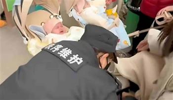 والدان يتركان توأمهما وسط حديقة صينية ليتنزها دون قيود