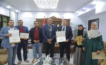 محافظ قنا يكرم فريق منظومة الشكاوى لتحقيق استجابة كاملة بنسبة 100%