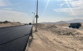 محافظ قنا: استكمال أعمال رصف الطريق الصحراوي الغربي لرفع كفاءة الطرق  