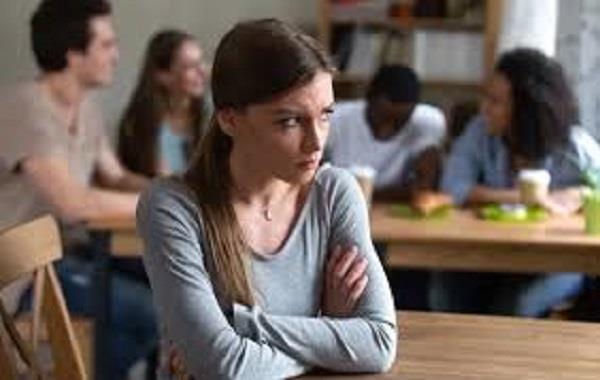 كيف تتخلصين من الغيرة التي تهدد سلامك النفسي؟