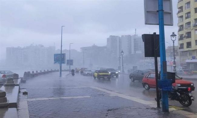 أمطار غزيرة على الإسكندرية مع استمرار تداول الحاويات وشحن وتفريغ البضائع بالميناء
