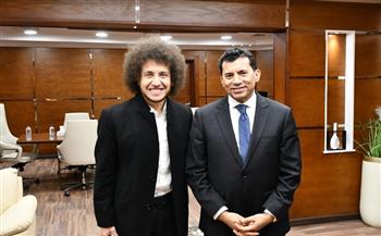 وزير الشباب يلتقي"ميدو"بطل معركة السفارات بالخارج ويشيد بالتصدي للشائعات 