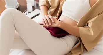 بعيداً عن الأدوية.. مسكنات طبيعية لآلام الدورة الشهرية تمنحك راحة فورية