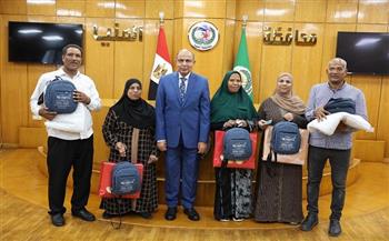محافظ المنيا يوفّر تيسيرات السفر لـ5 فائزين بعمرة «تحيا مصر» إلى الأراضي المقدسة