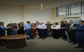 حسين فهمي يسلم صنّاع «القصص» درع جائزة مهرجان طريق الحرير السينمائي الدولي بالصين