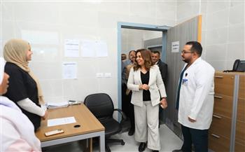 وزيرة التنمية المحلية والبيئة ومحافظ الوادي الجديد تطمئنان على انتظام الخدمات الصحية بقرية النهضة
