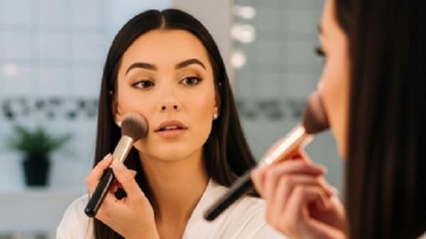 5 أخطاء في المكياج تجعل بشرتك تبدو باهتة ومرهقة