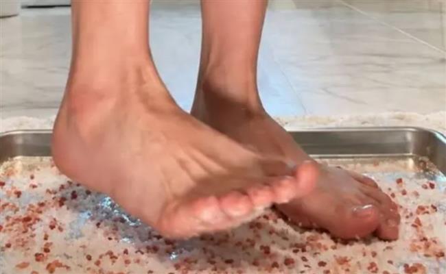 ترند «المشي على الملح» يجتاح تيك توك.. وأطباء يحذرون
