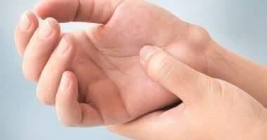 أسباب  ظهور الكيس الزلالي باليد