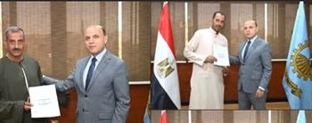 محافظ الغربية يُسلّم 8 عقود تقنين لأراضي أملاك الدولة للمستفيدين عبر المنصة الوطنية  