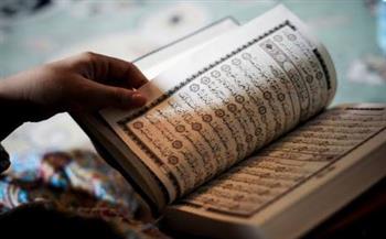 أمين الفتوى يوضح حكم قراءة القرآن من المصحف أثناء الصلاة.. والفرق بين الفرض والنوافل 