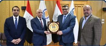 محافظ قنا يكرم رئيس شركة مياه الشرب والصرف الصحي تقديرًا لجهوده خلال فترة عمله بالمحافظة
