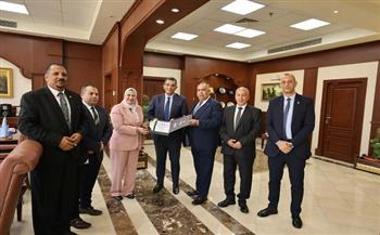 محافظ البحر الأحمر يبحث مع قيادات البنك الزراعي المصري دعم الأسر الأولى بالرعاية بمساهمة مجتمعية ٤٠٠ ألف جنيه