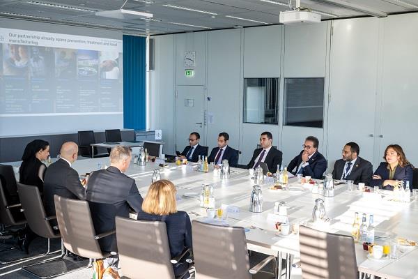 وزير الصحة يزور مقر باير فارما الألمانية لبحث تعزيز التعاون وتوطين الصناعة على هامش قمة برلين