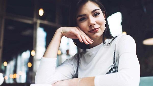 لماذا تفضل بعض النساء دائرة صغيرة من الأصدقاء؟.. علم النفس يوضح