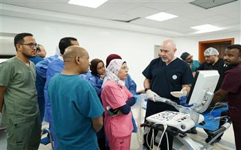 خبير من «مايو كلينك» يقيّم 5 حالات قلبية معقدة ويدرّب 17 طبيبًا بالأقصر