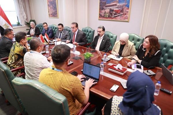 وزير الصحة يلتقي نظيره الإندونيسي لبحث تعزيز التعاون والاستفادة من التجارب الناجحة