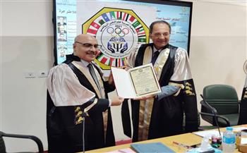 رئيس جامعة أسيوط يهنئ عميد علوم الرياضة بمنحه الرئاسة الفخرية للجمعية العربية لعلم النفس الرياضي وقلادة التميز